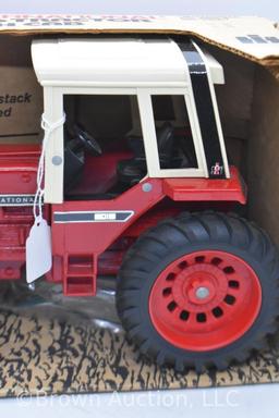 International 1086 die-cast tractor, 1:16 scale