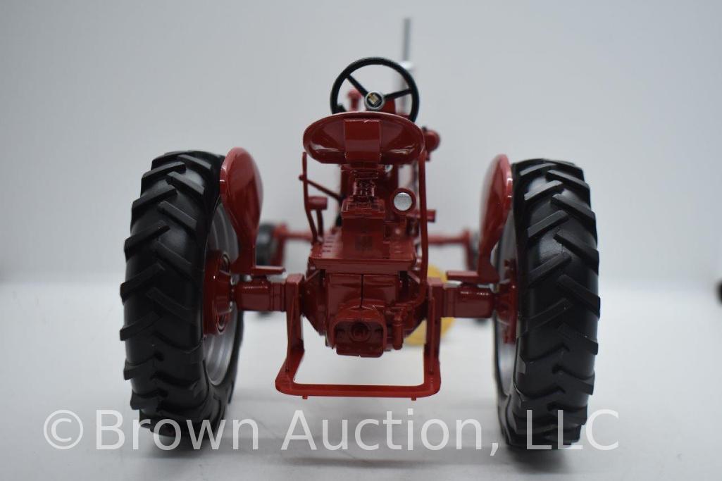 Farmall 400 die-cast tractor, 1:16 scale