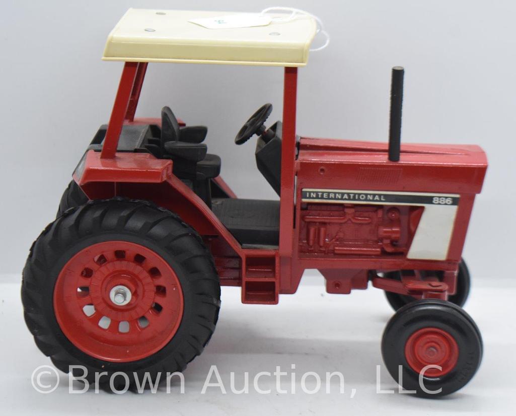 International 886 die-cast tractor, 1:16 scale