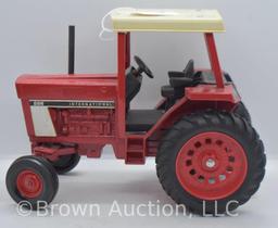 International 886 die-cast tractor, 1:16 scale