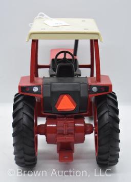 International 886 die-cast tractor, 1:16 scale