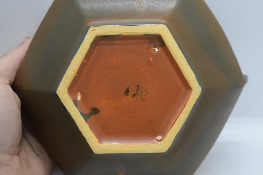 Roseville Rosecraft Hexagon 137-6" bowl, brown