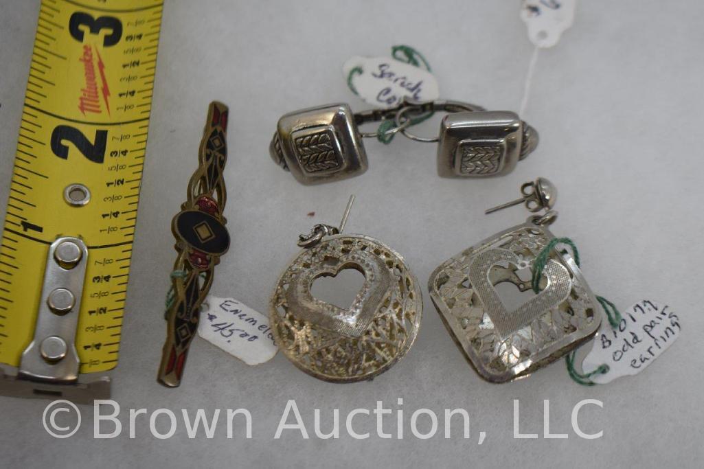 Assortment of jewelry: mostly earings, brooches