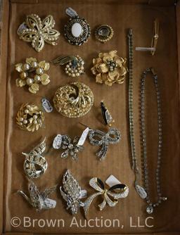 Assortment of jewelry incl. rhinestone pins, bracelet, necklace, etc.