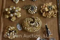 Assortment of jewelry incl. rhinestone pins, bracelet, necklace, etc.