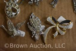 Assortment of jewelry incl. rhinestone pins, bracelet, necklace, etc.