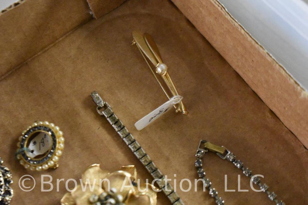 Assortment of jewelry incl. rhinestone pins, bracelet, necklace, etc.