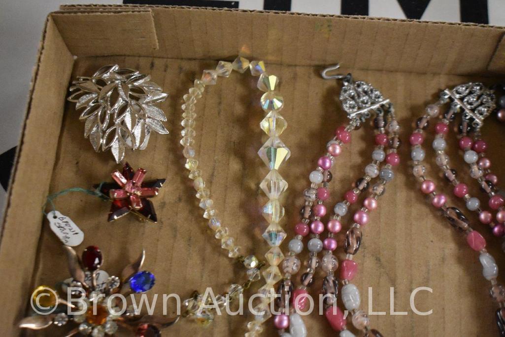 Assortment of jewely incl. necklaces, brooches, pendant, etc.
