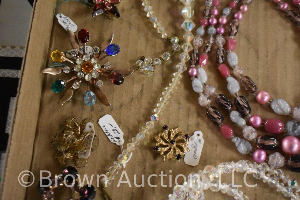 Assortment of jewely incl. necklaces, brooches, pendant, etc.