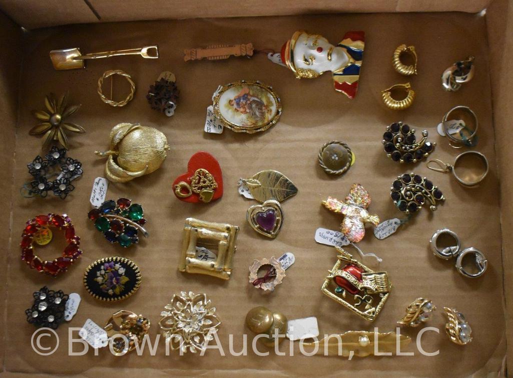 Assortment of jewelry incl. brooches, earrings, etc.