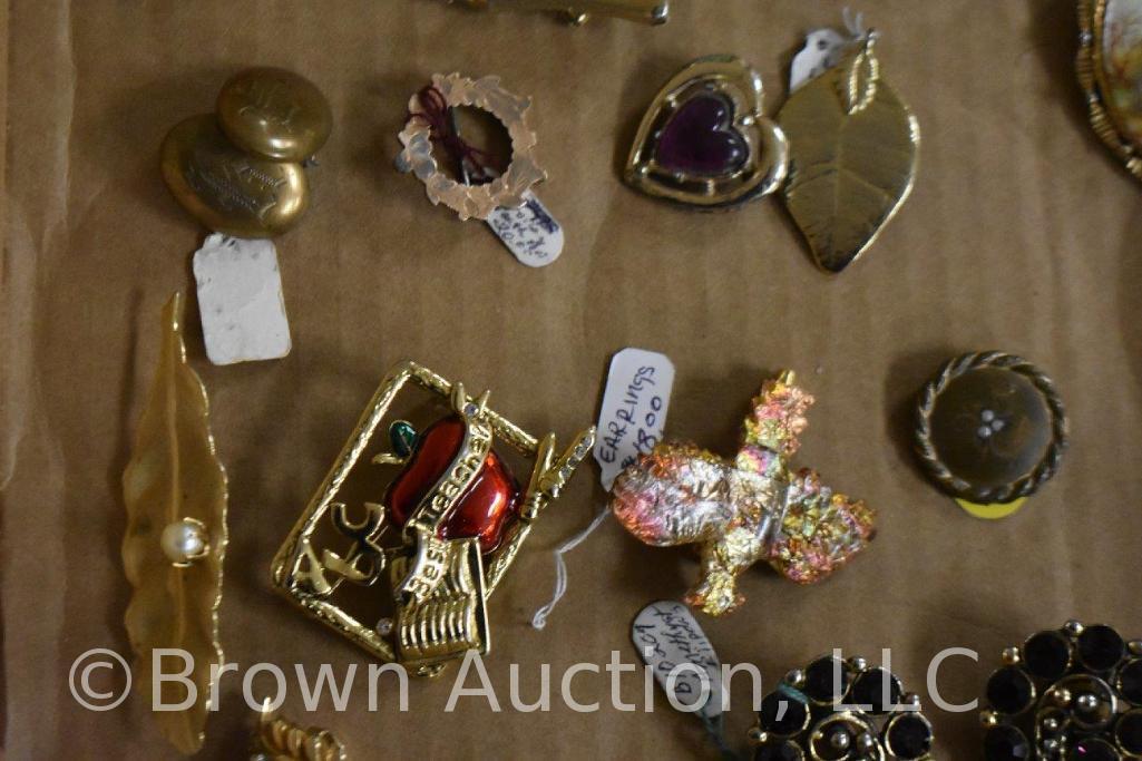 Assortment of jewelry incl. brooches, earrings, etc.
