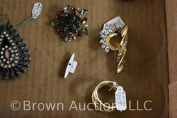 Assortment of jewelry incl. scart loops, brooches, earrings, etc.