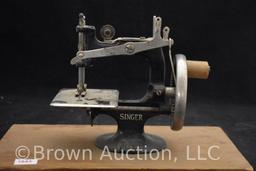 Vintage Child's/toy Singer sewing machine