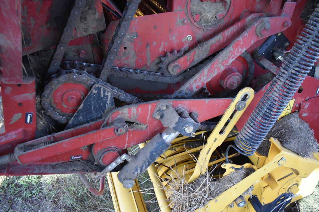 2016 New Holland Roll-belt 560 Round Baler, Net Wrap, Specialty Crop - 7,397 Bales On The Machine