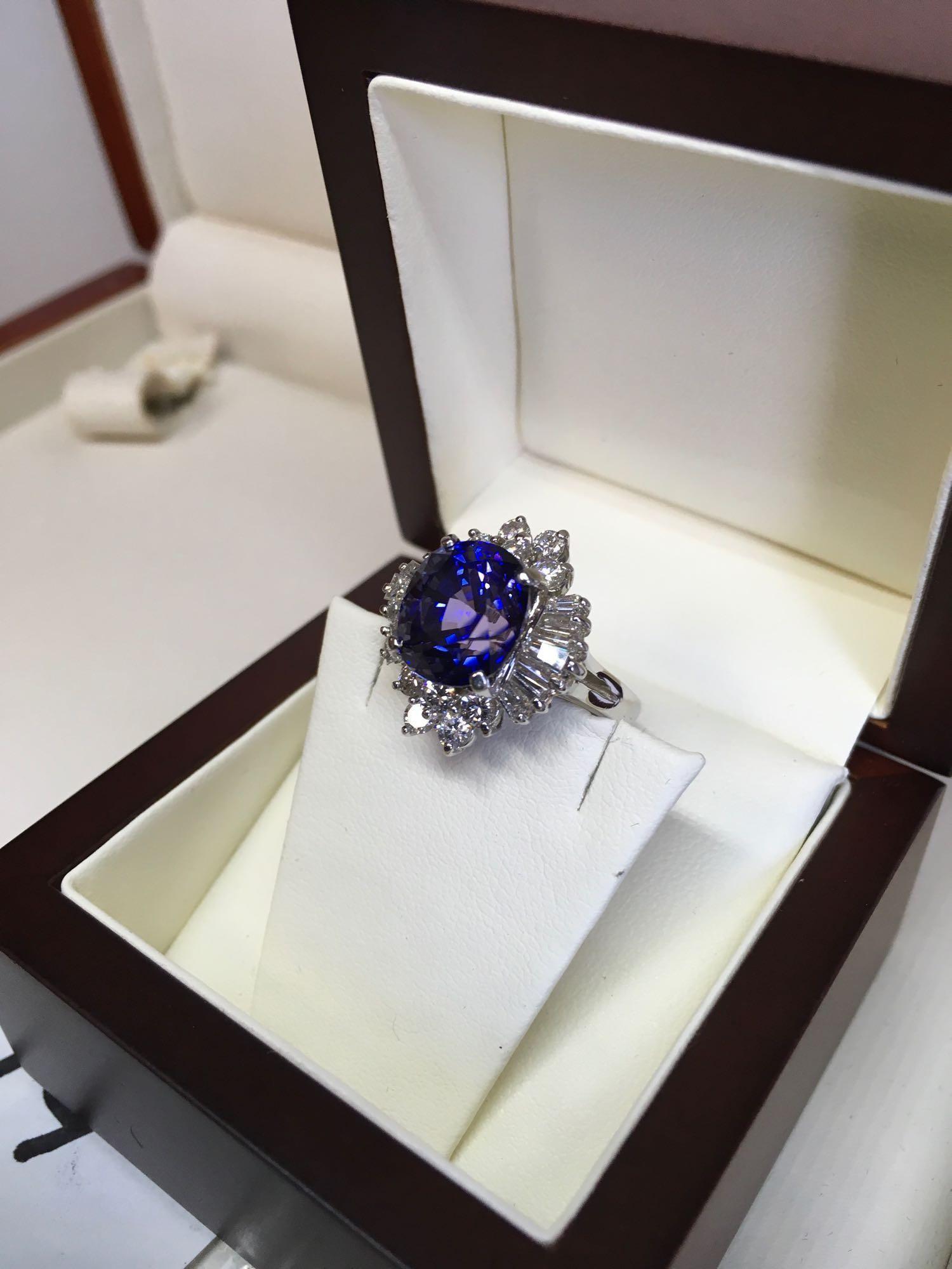 Daimond and Sapphire Ring 18K White Gold.