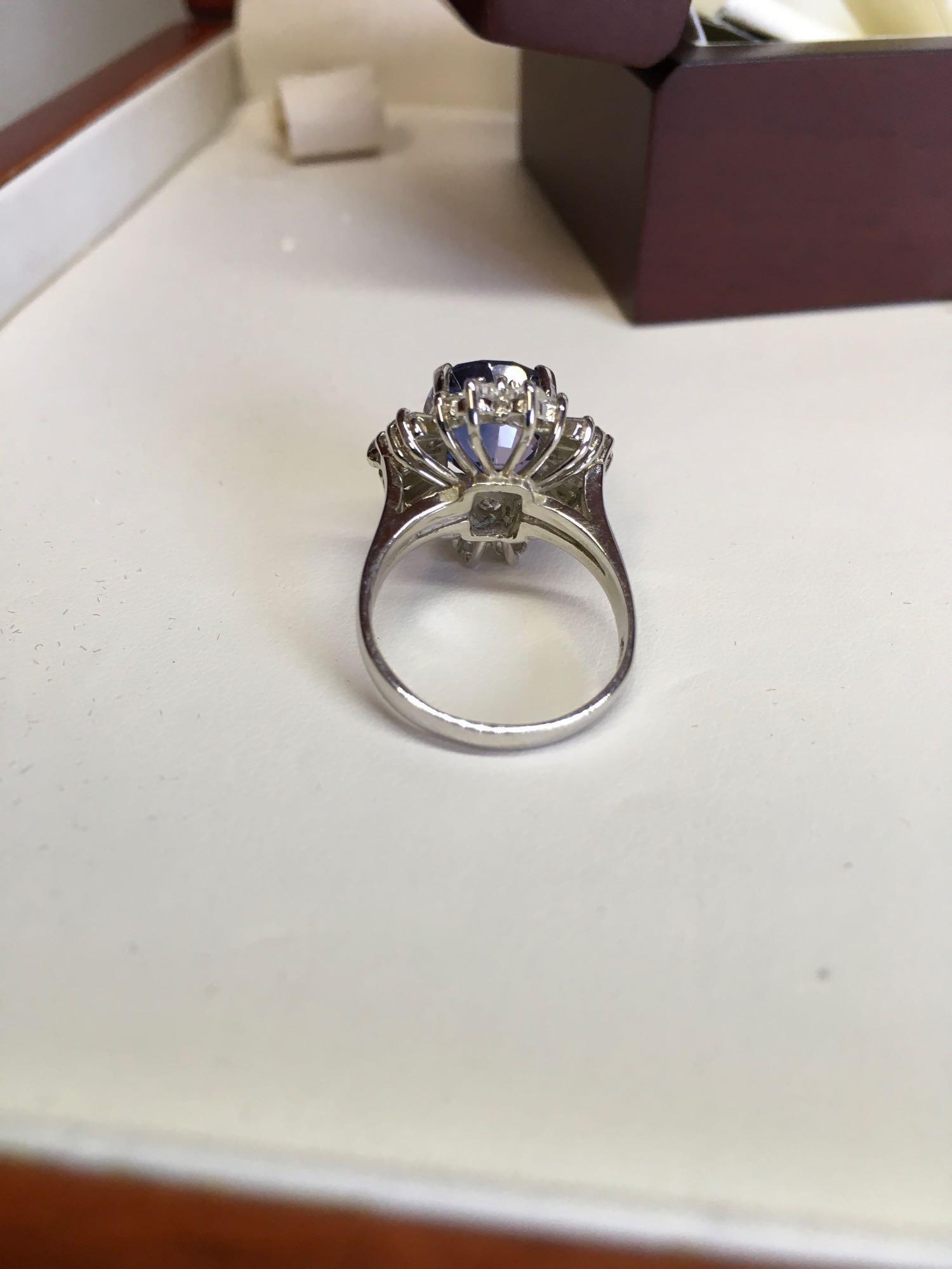 Daimond and Sapphire Ring 18K White Gold.