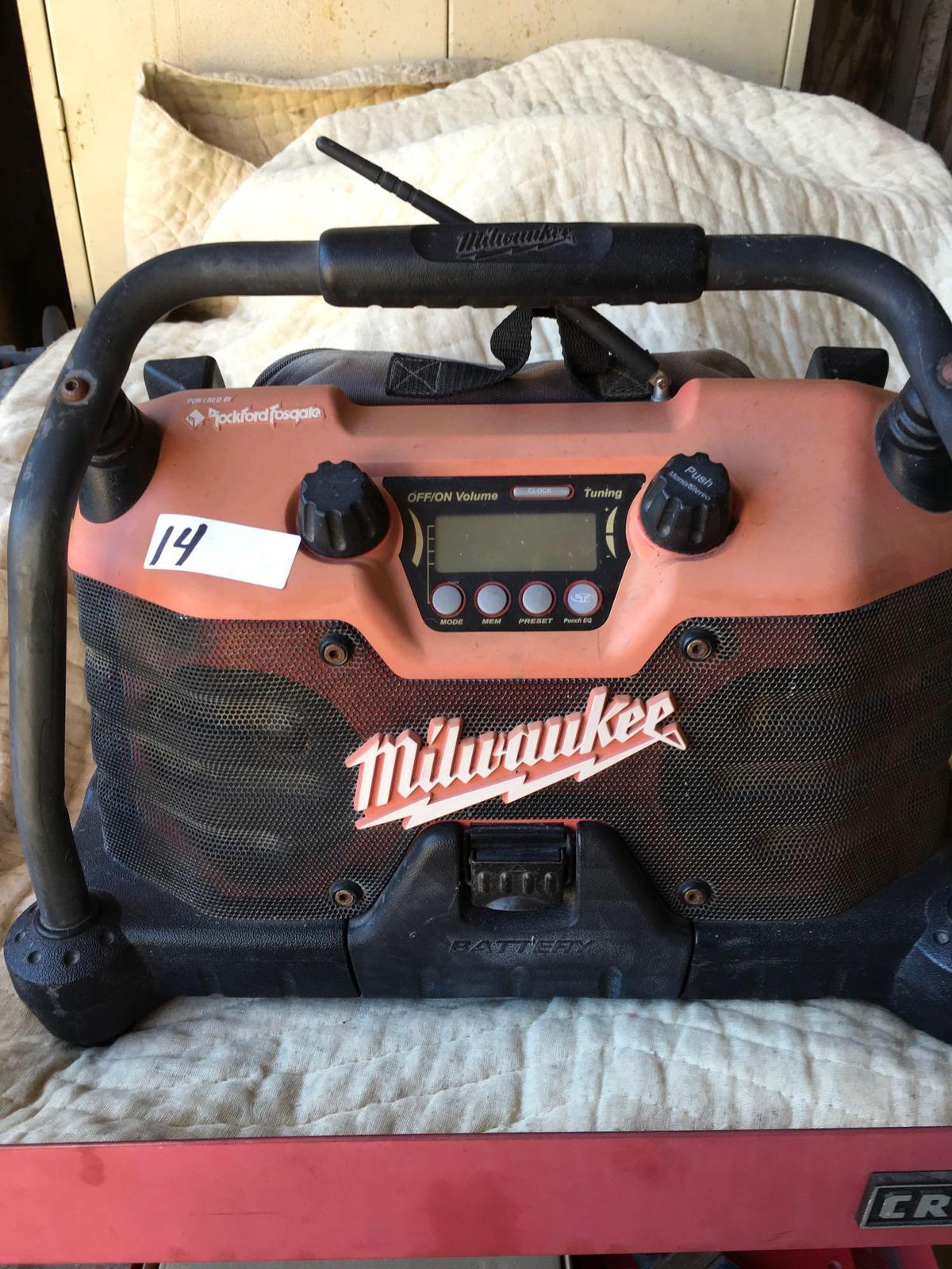 Milwaukee heavy duty job site radio, 120v, works good