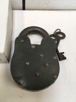 New metal. 5" pad lock with keys .