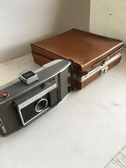 Polaroid vintage land camera model J86 with case