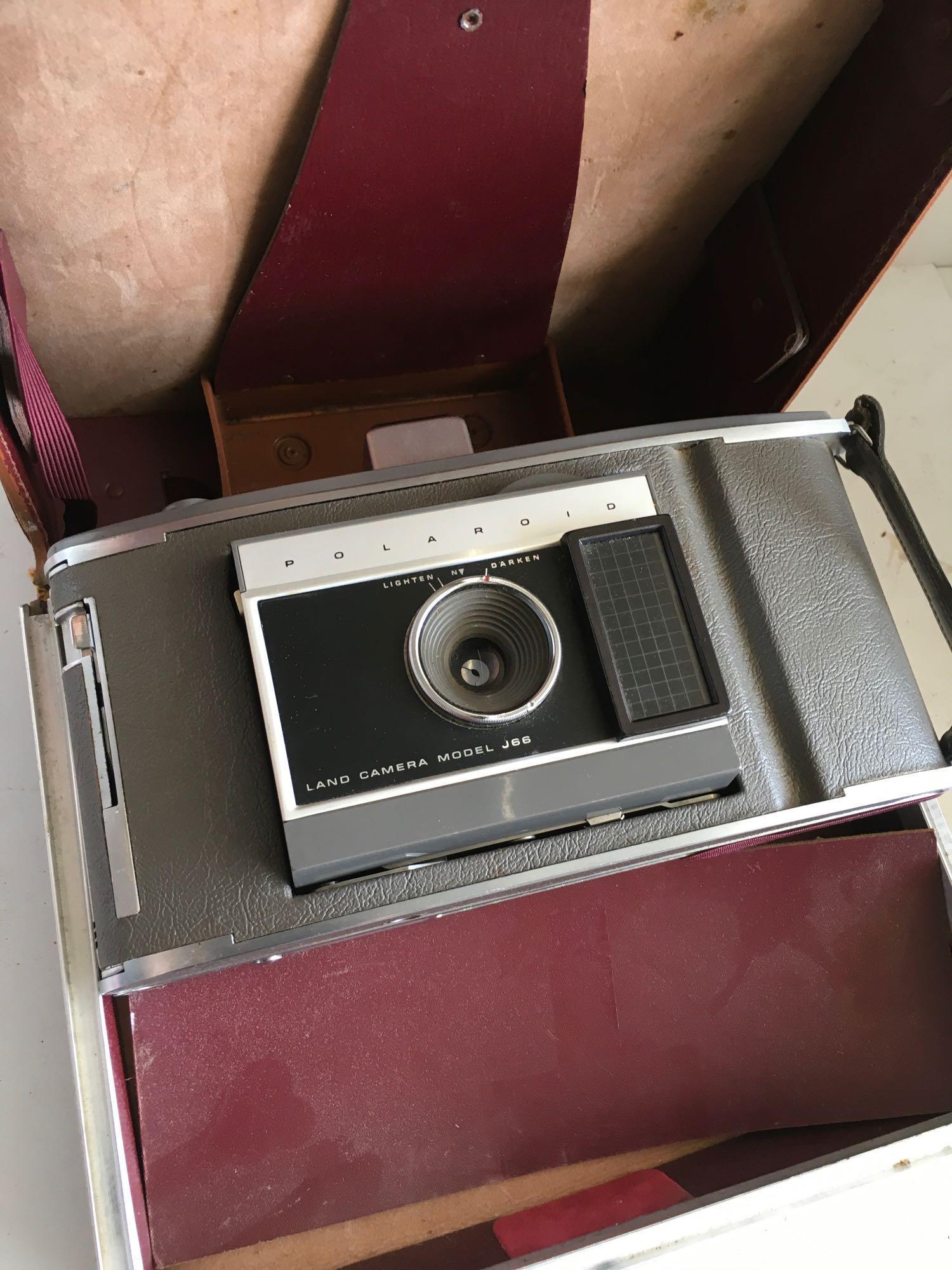 Polaroid vintage land camera model J86 with case