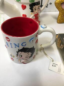 Collectible Betty Boop pen set, picture frame, water can, coffee cup