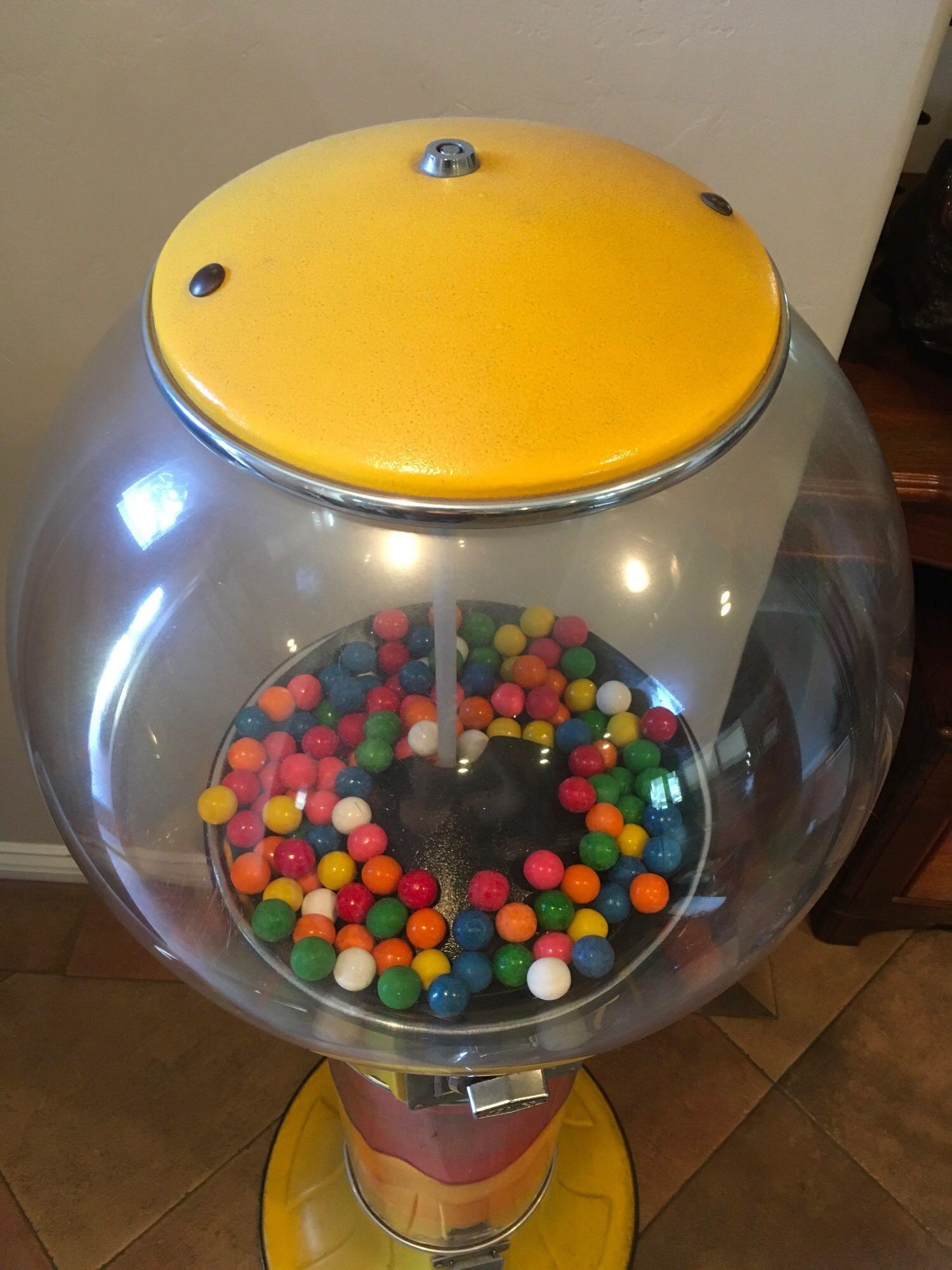 Vintage Beaver spiral 25¢ Gumball machine with keys and tray see pics