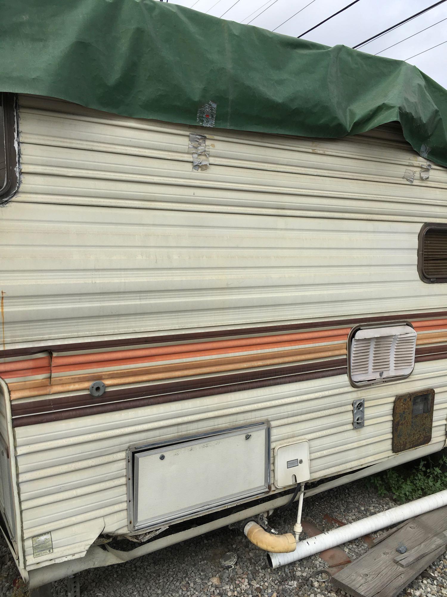 Komfort 5th wheel trailer AS-IS in Poor Condition Appointment required for pickup