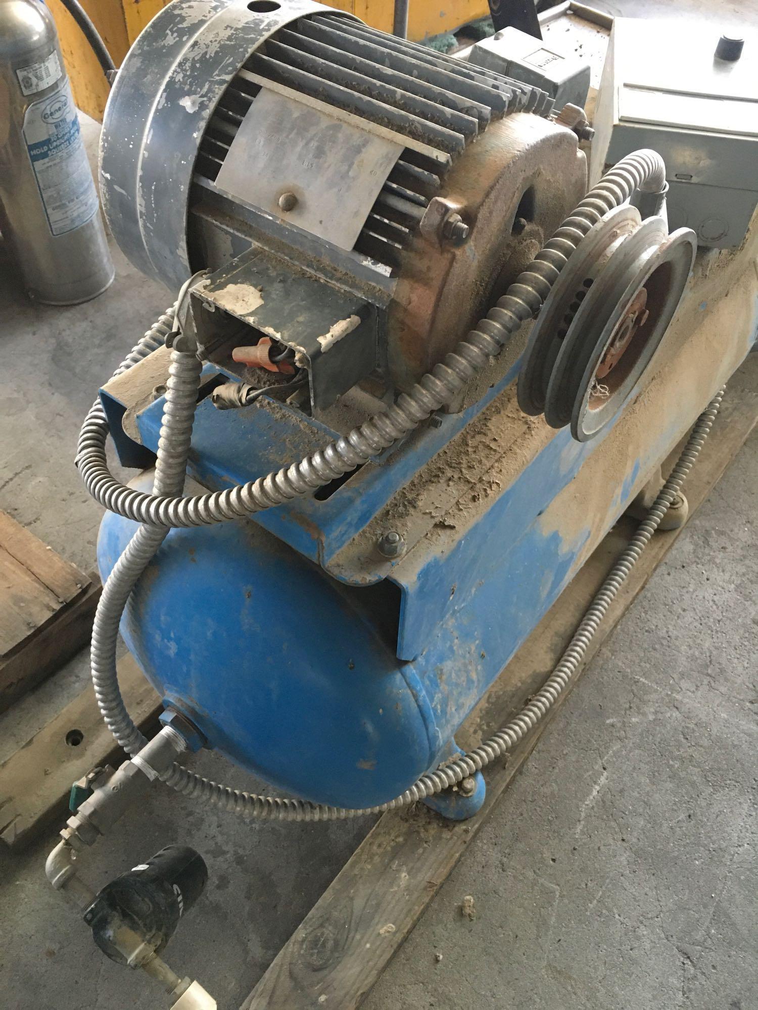 Air Compressor - MISSING PARTS - UNTESTED