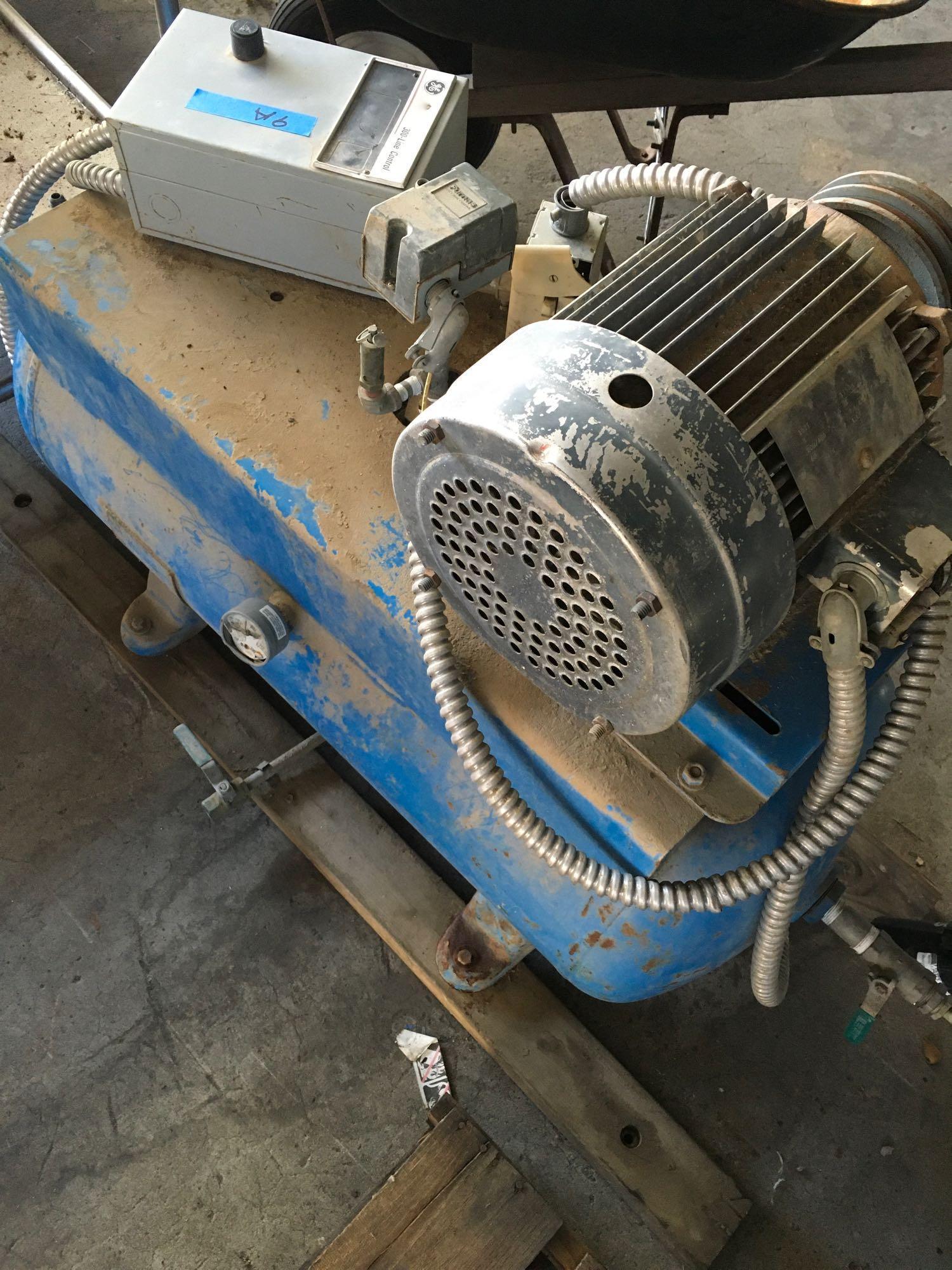 Air Compressor - MISSING PARTS - UNTESTED