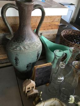 Lot. Assorted decorative items. Glass vases, artificial plants, baskets, etc