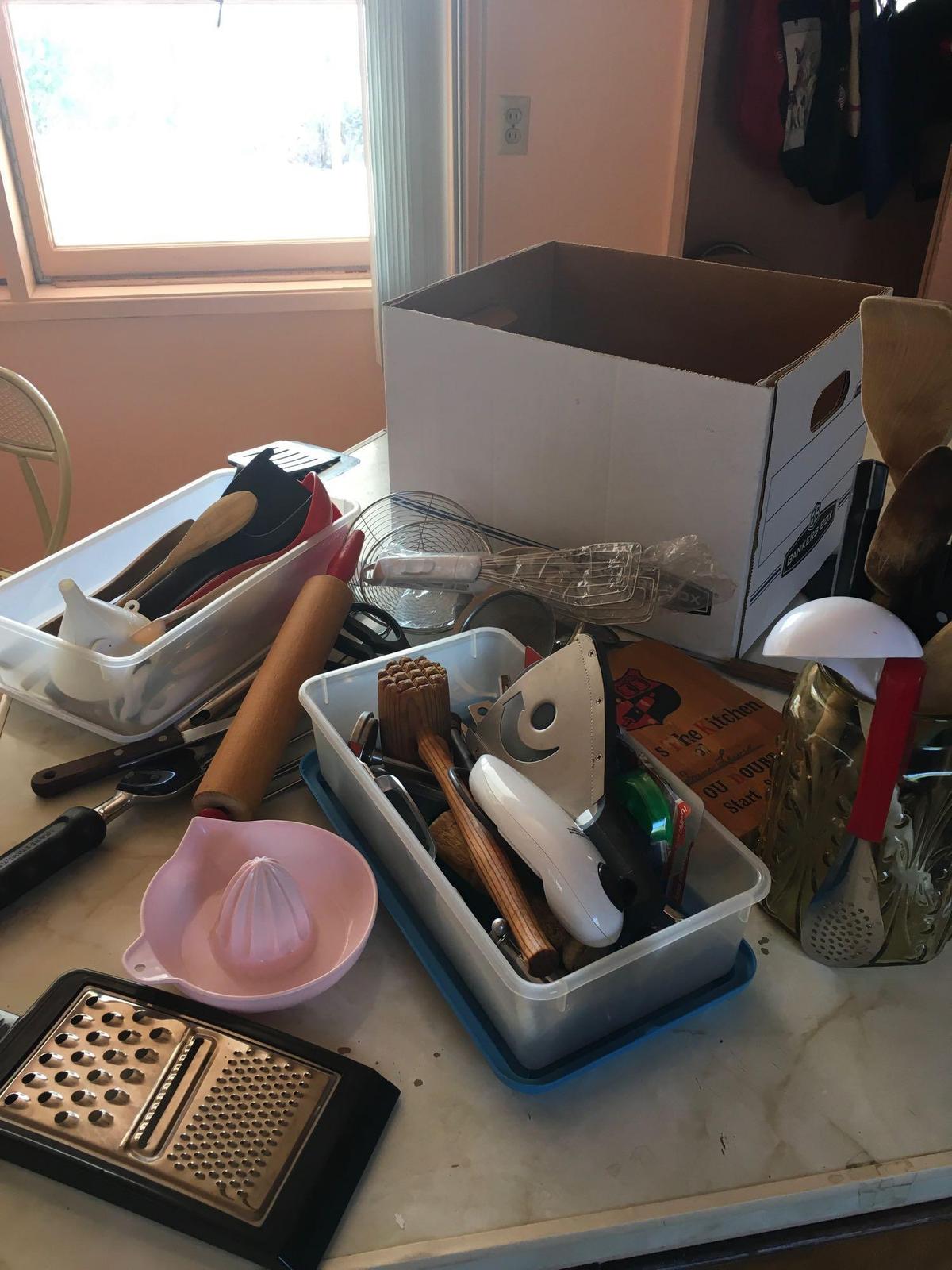 Lot. Assorted kitchen utensils