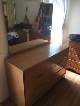 Vintage. 6 Drawer dresser with mirror