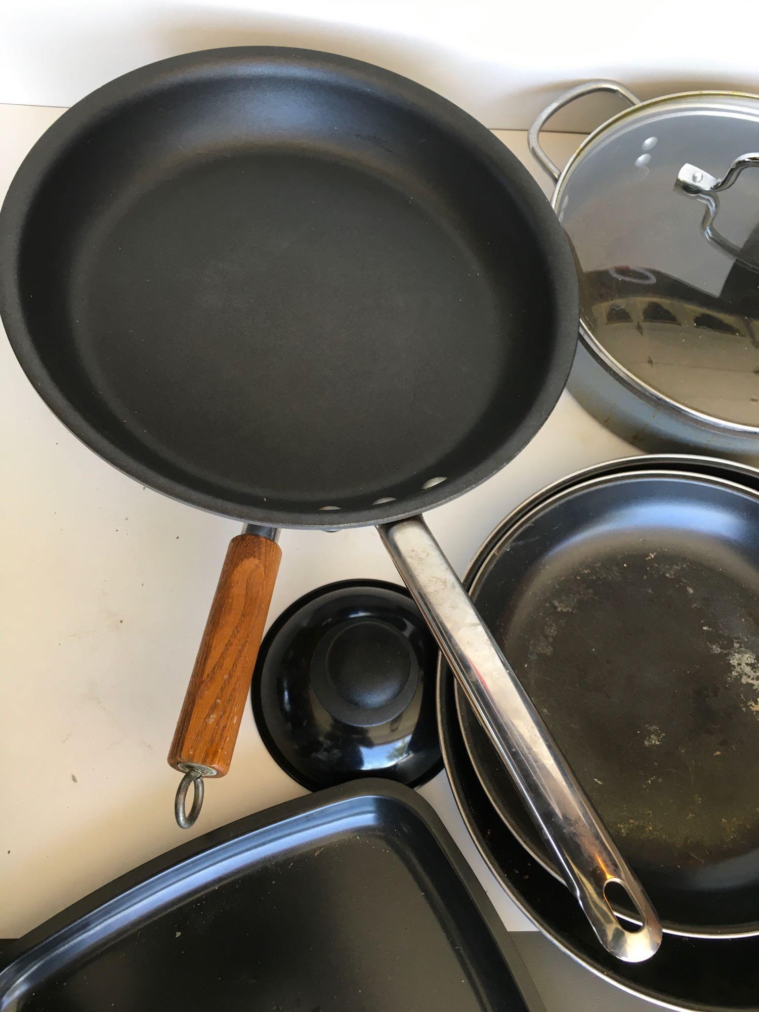 Lot. Pans, lids, etc.