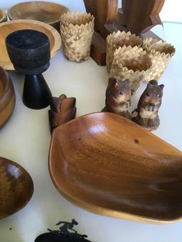 15 pieces. Ass wood items bowls, book ends, etc, salt and pepper ceramic squirrels etc