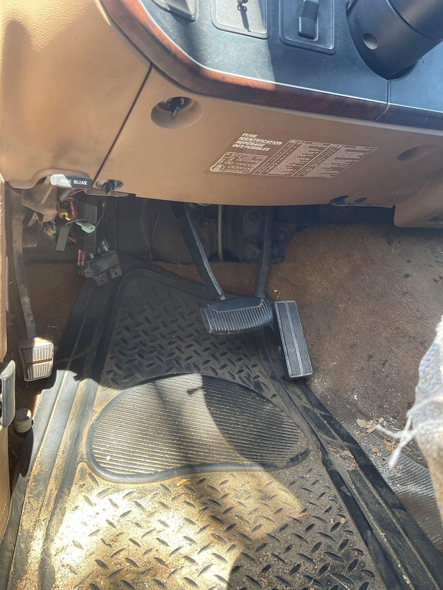 1989 Ford F250, Needs Battery, Motor ( runs ) BUT STALLS OUT, Actual Mileage is 181063