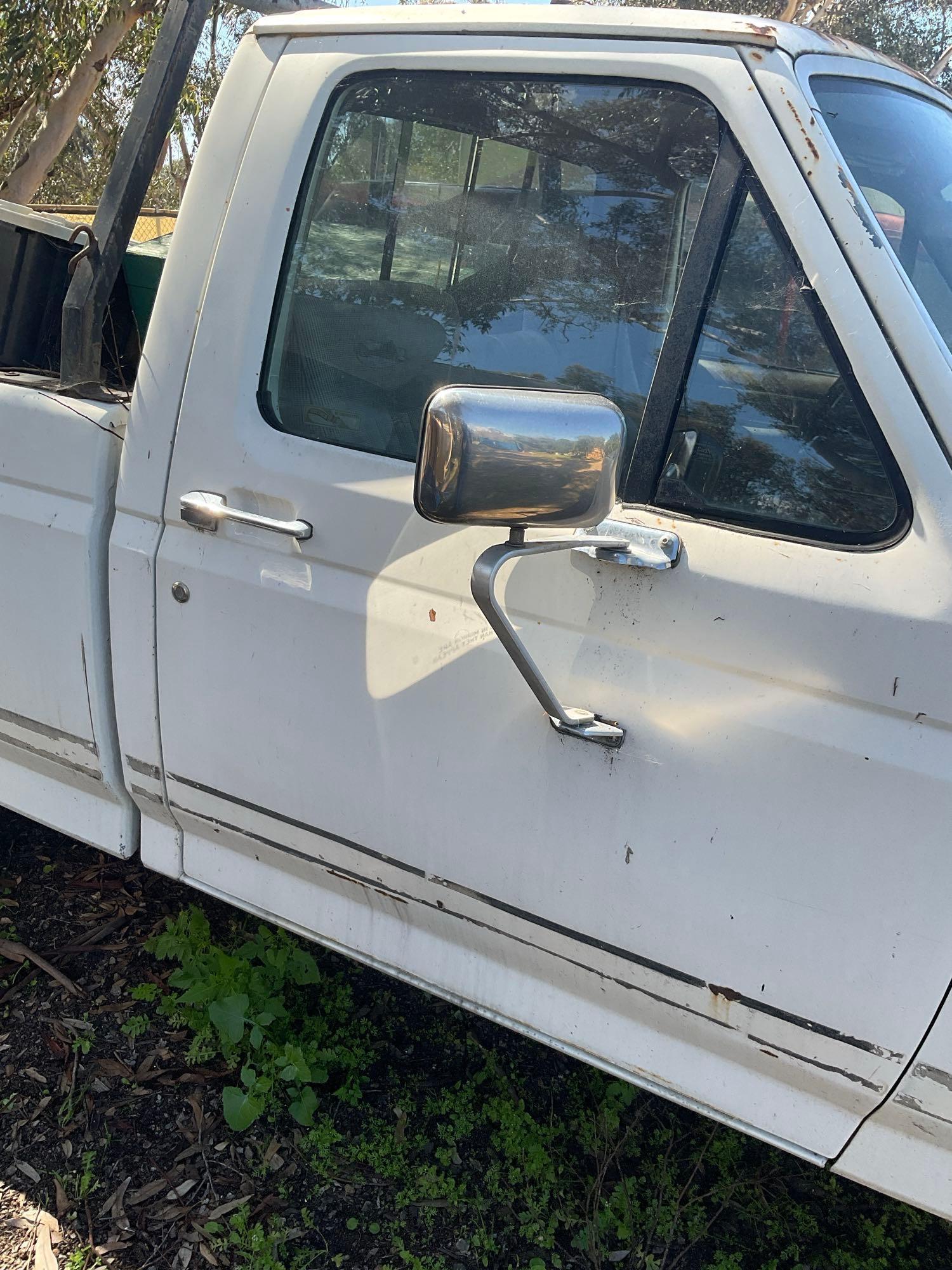 1989 Ford F250, Needs Battery, Motor ( runs ) BUT STALLS OUT, Actual Mileage is 181063