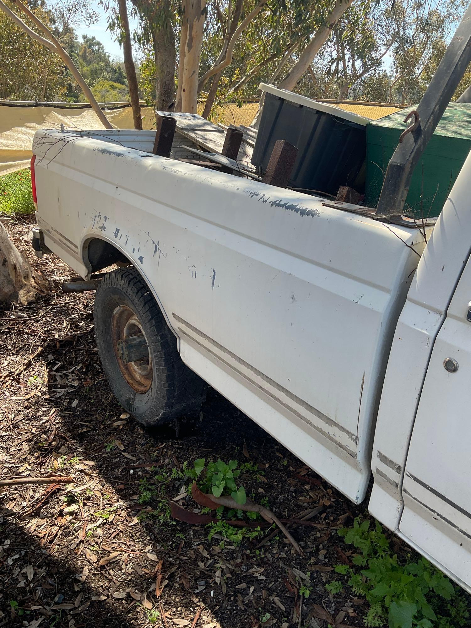 1989 Ford F250, Needs Battery, Motor ( runs ) BUT STALLS OUT, Actual Mileage is 181063