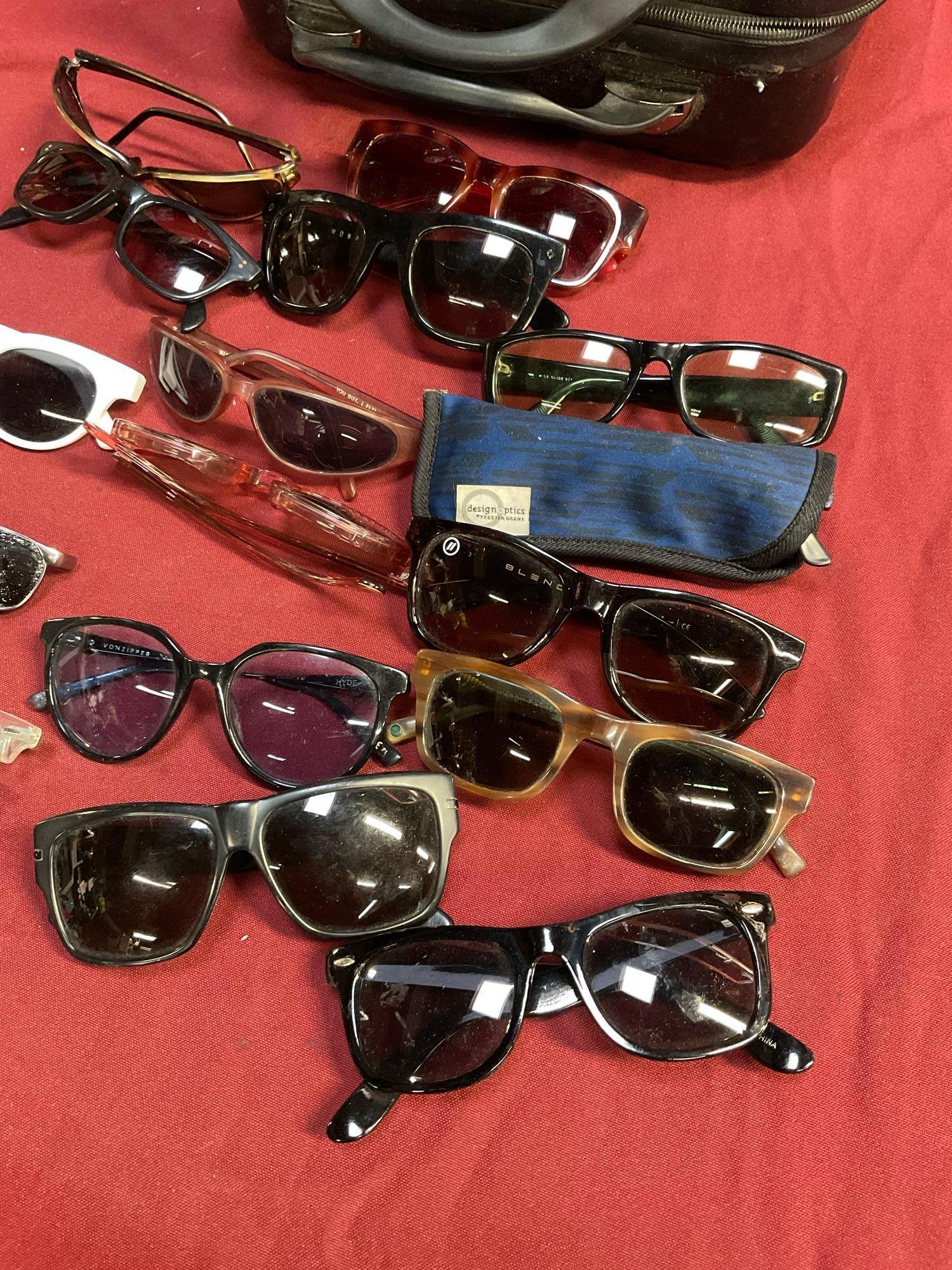 Assorted glasses & case. 18 pieces