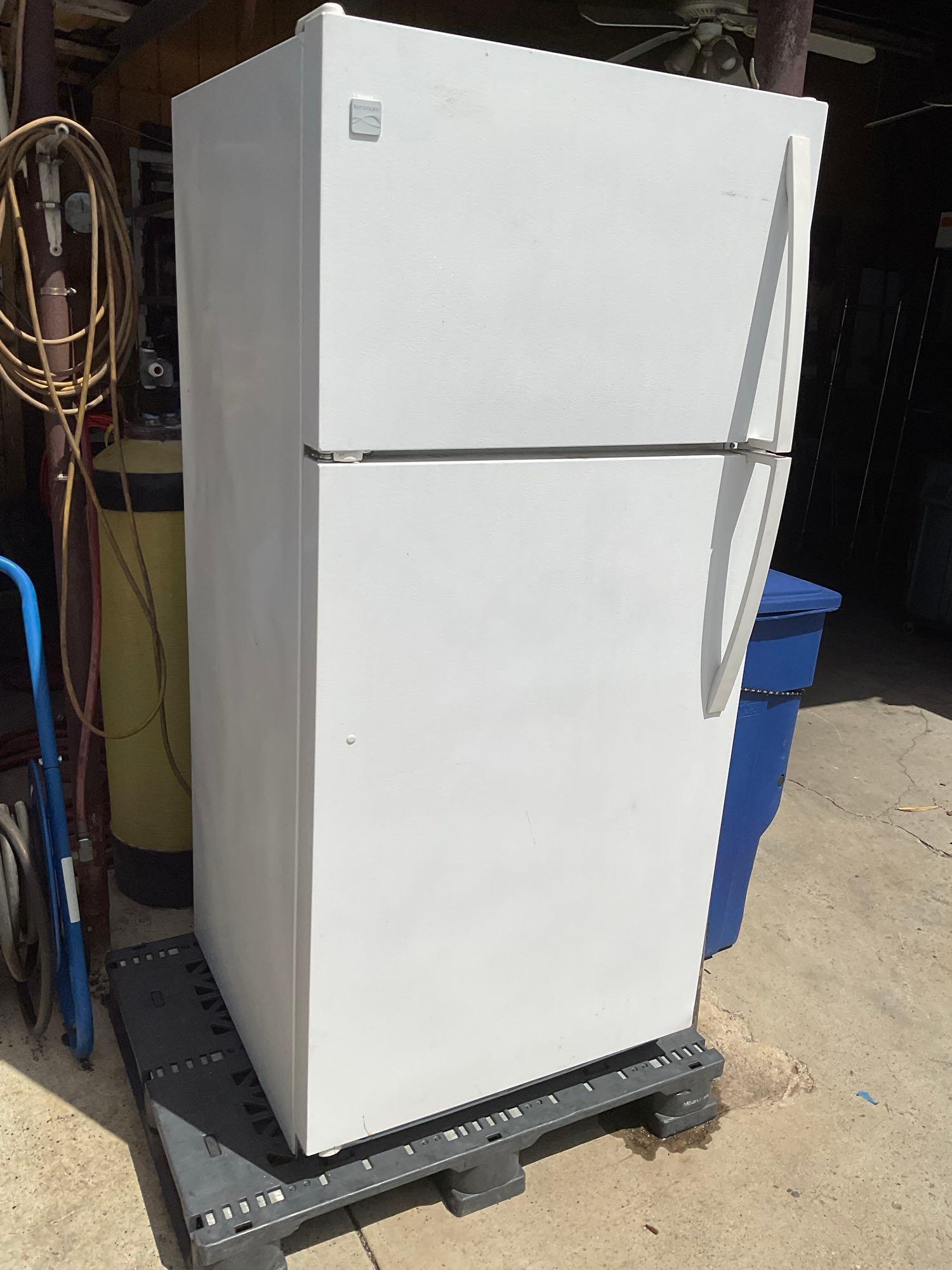 Kenmore refrigerator/ freezer. Works