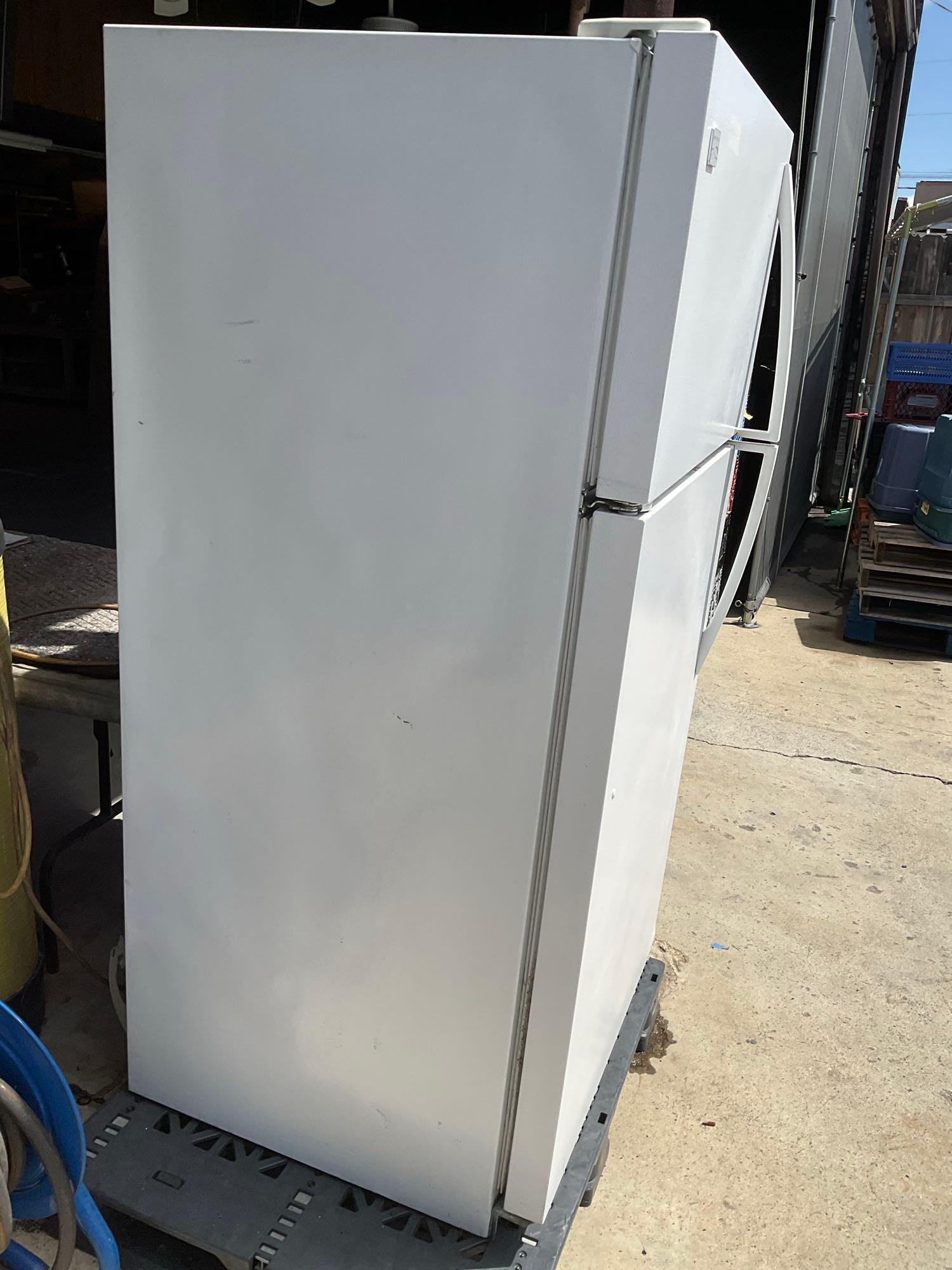 Kenmore refrigerator/ freezer. Works