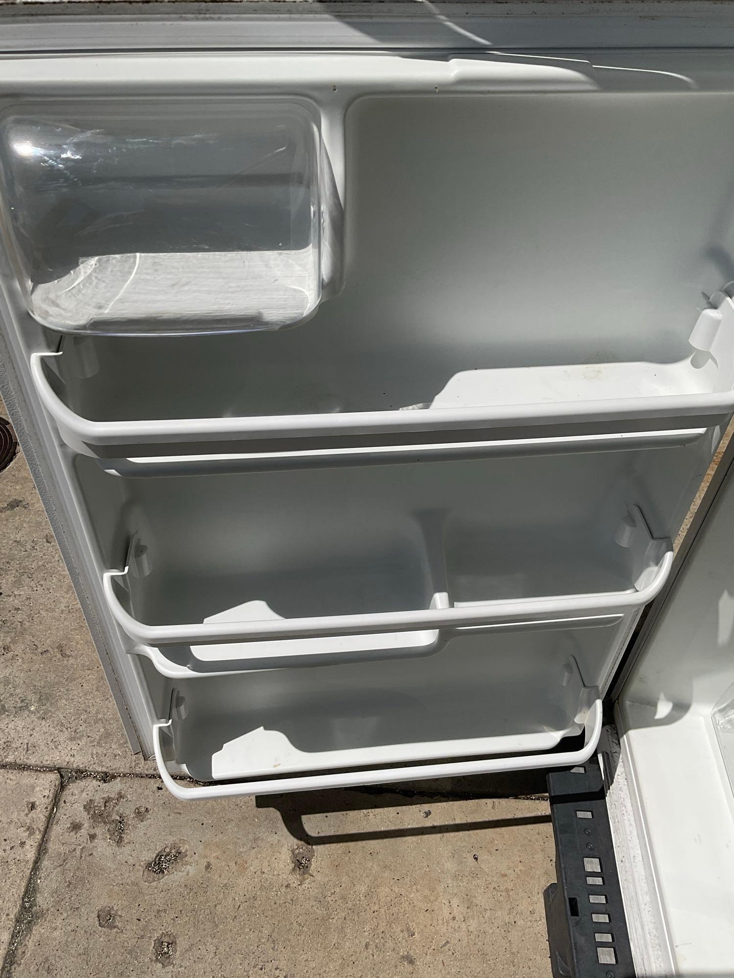 Kenmore refrigerator/ freezer. Works