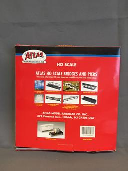 Atlas Manual Operated Turntable for HO scale Trains