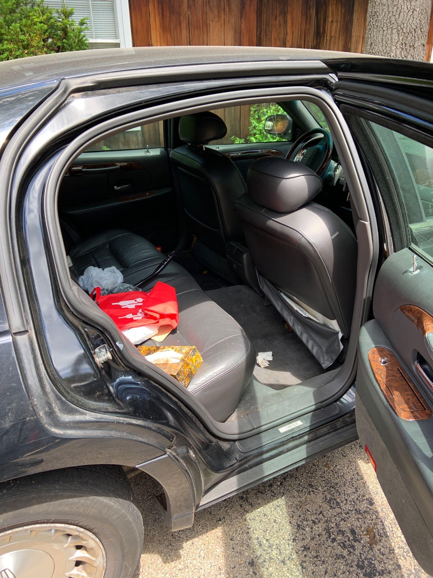 2001 Lincoln town car four-door sedan