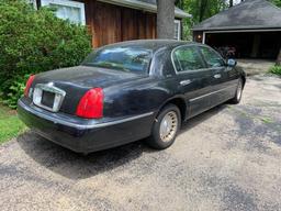 2001 Lincoln town car four-door sedan