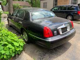 2001 Lincoln town car four-door sedan