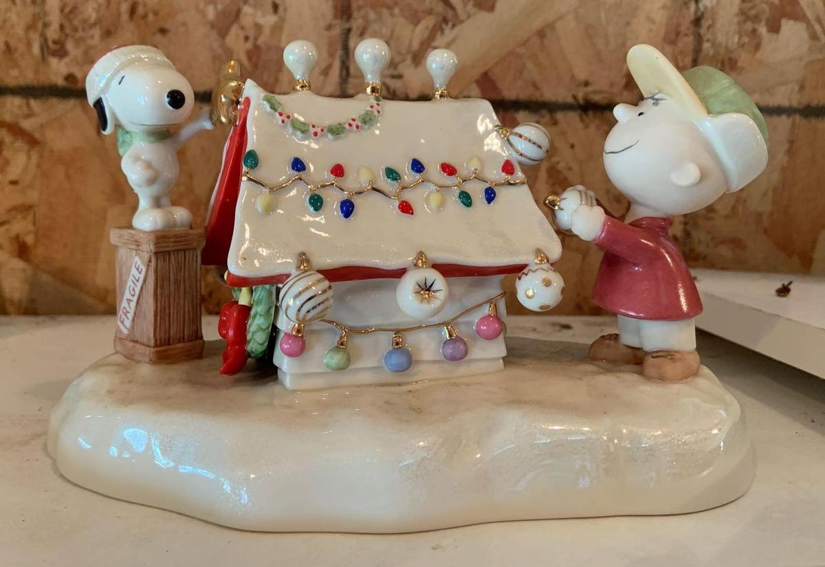 Lenox 2006 Peanuts Snoopys Christmas celebration porcelain figurine Music Box