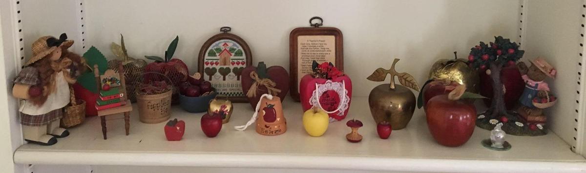 Shelf lot of Apple/Teacher decor