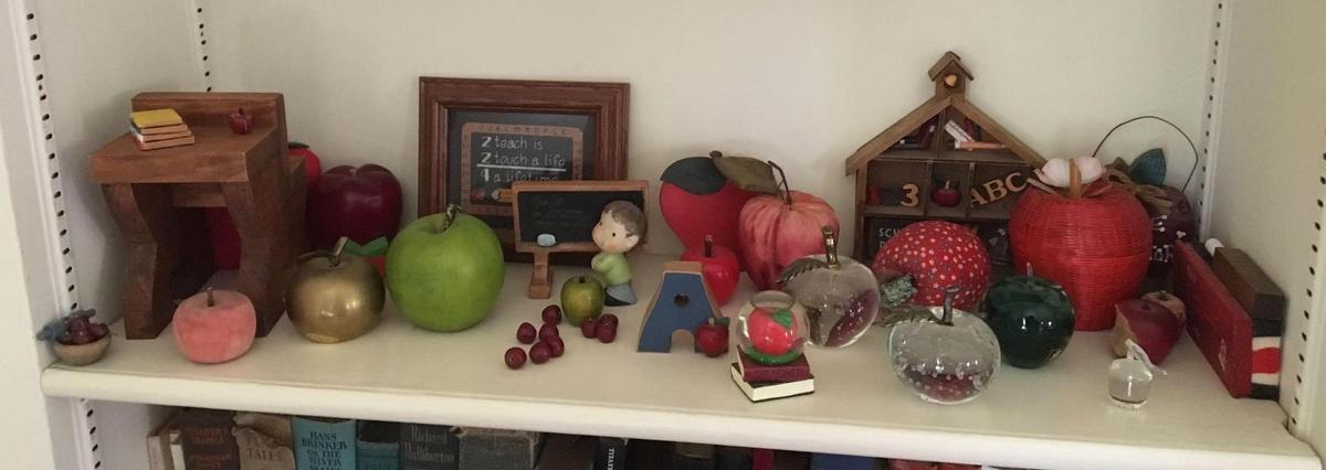 Shelf lot of Apple/Teacher Decor
