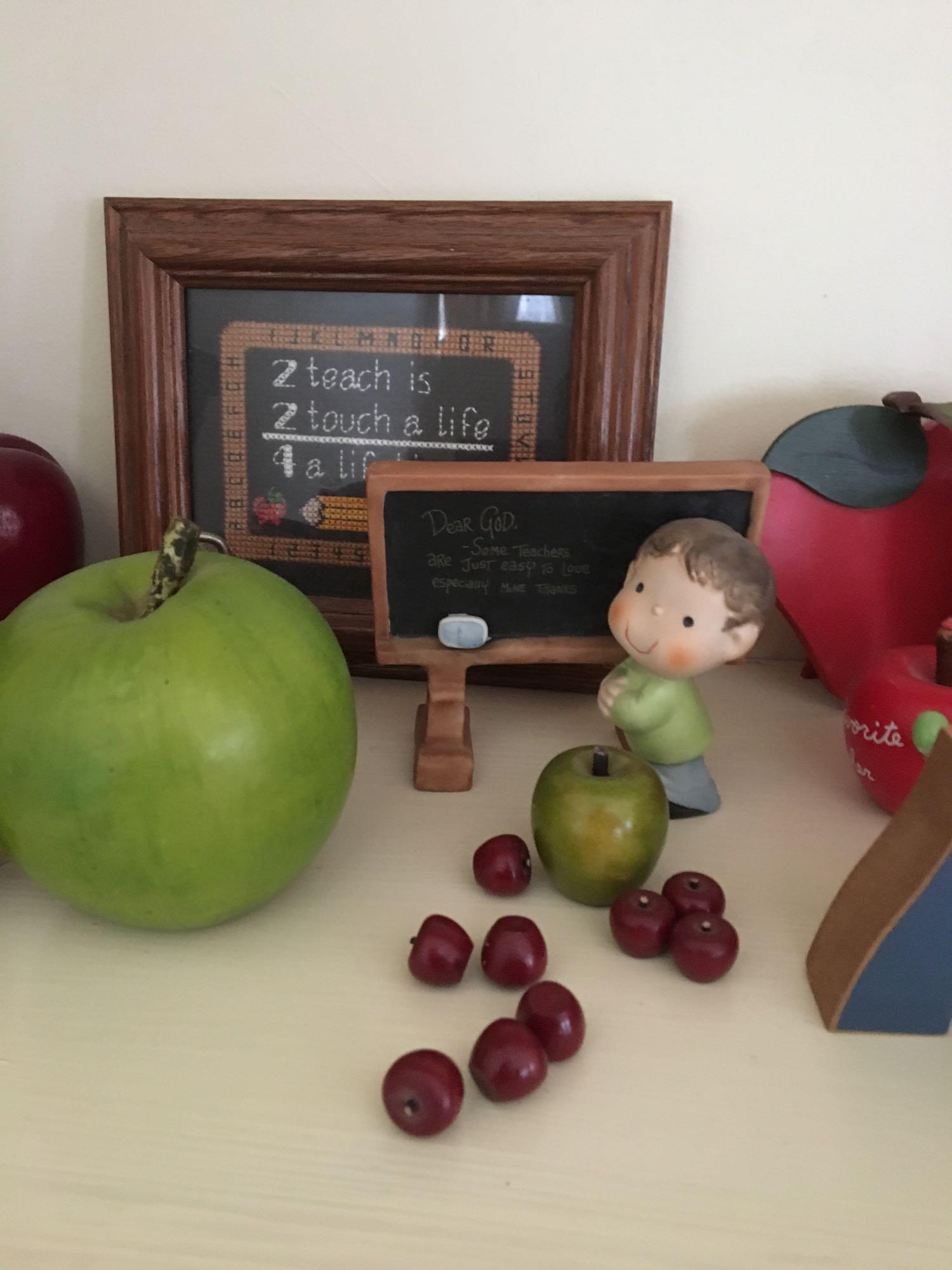 Shelf lot of Apple/Teacher Decor