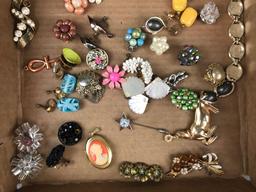 Group of 30 pieces costume jewelry